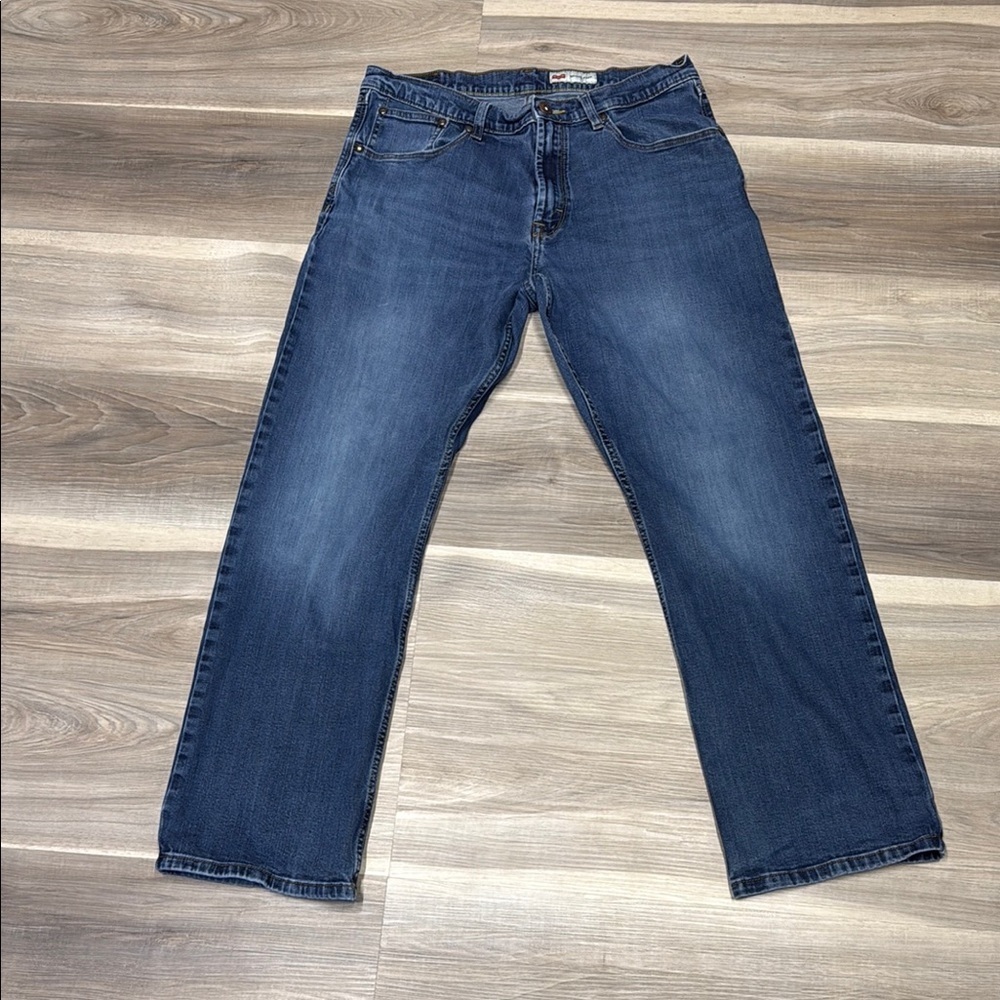 Wrangler Blue relaxed bootcut  Jeans Classic Style size 33